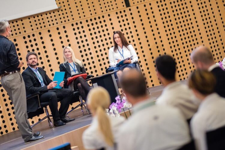 Paneldebatt med engagerade deltagare