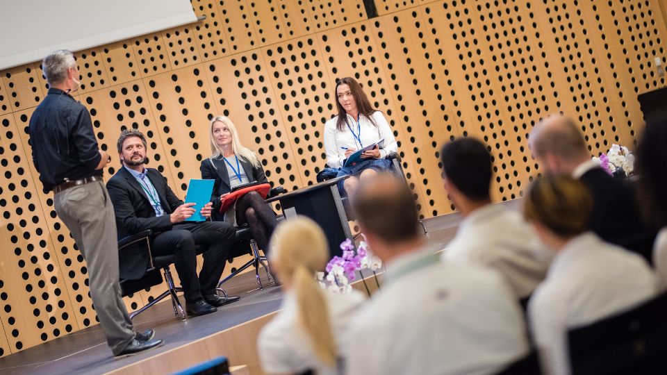 Paneldebatt med engagerade deltagare