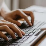 För att skriva undertexter måste du transkribera det talade innehållet, synkronisera texten med ljudet och säkerställa att undertexterna är tydliga, lättlästa och korrekt formaterade.
