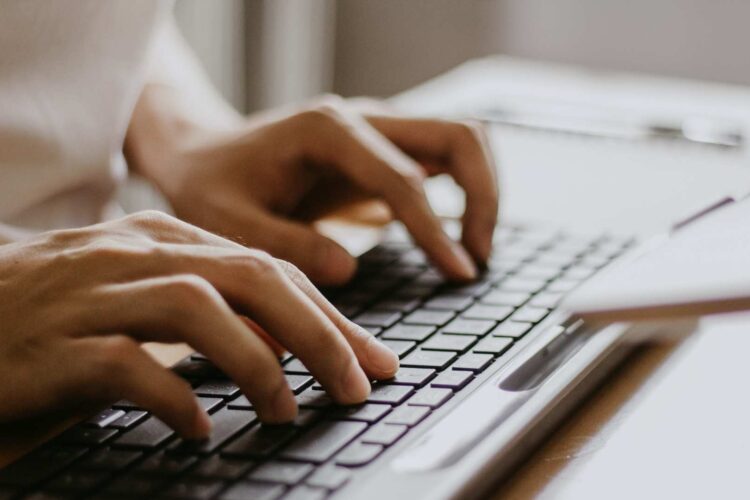 För att skriva undertexter måste du transkribera det talade innehållet, synkronisera texten med ljudet och säkerställa att undertexterna är tydliga, lättlästa och korrekt formaterade.